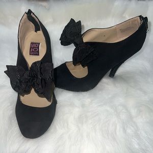 Black Lacy bow heels